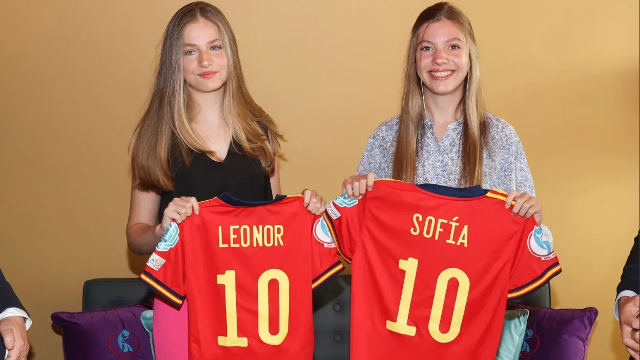 La princesa Leonor y la infanta Sof&iacute;a en su primer acto en el extranjero