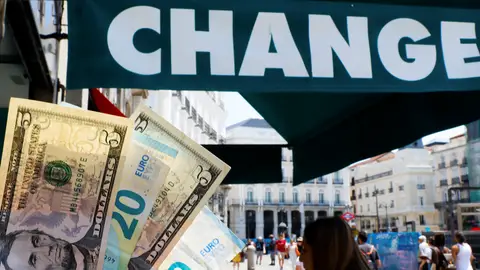 Billetes en euros y en dólares Billetes en euros y en dólares