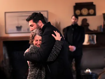 ¡El reencuentro más esperado!: Así ha sido el emotivo abrazo entre Aras y su madre tras tantos años sin verse ¡El reencuentro más esperado!: Así ha sido el emotivo abrazo entre Aras y su madre tras tantos años sin verse