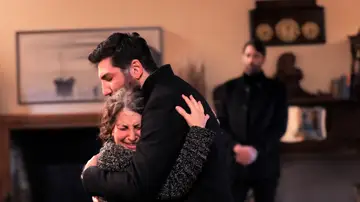 ¡El reencuentro más esperado!: Así ha sido el emotivo abrazo entre Aras y su madre tras tantos años sin verse 