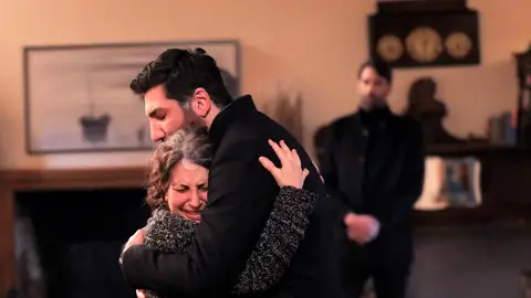 ¡El reencuentro más esperado!: Así ha sido el emotivo abrazo entre Aras y su madre tras tantos años sin verse ¡El reencuentro más esperado!: Así ha sido el emotivo abrazo entre Aras y su madre tras tantos años sin verse