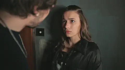 Ceren le cuenta a Selçuk toda la verdad tras descubrir que va a casarse con Nil: “Estoy embarazada” Ceren le cuenta a Selçuk toda la verdad tras descubrir que va a casarse con Nil: “Estoy embarazada”