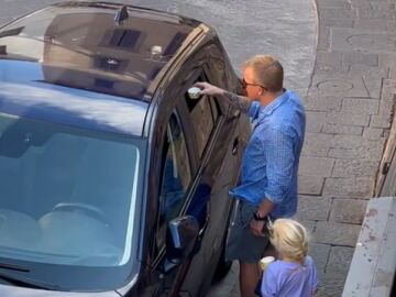 Kimi Raikkonen deja de ser 'de hielo': el aplaudido gesto del expiloto con un perro encerrado en un coche