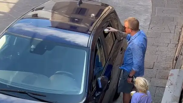 Kimi Raikkonen deja de ser 'de hielo': el aplaudido gesto del expiloto con un perro encerrado en un coche Kimi Raikkonen deja de ser 'de hielo': el aplaudido gesto del expiloto con un perro encerrado en un coche