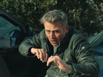 ¡Nader, el padre de Ipek, apuñala a Melih! ¡Nader, el padre de Ipek, apuñala a Melih!