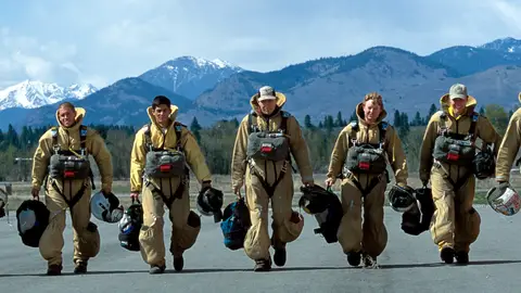 Se les conoce como los paracaidistas del fuego Se les conoce como los paracaidistas del fuego