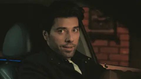 Un misterioso hombre llega a Tekirdağ y parece muy interesado en…¡Derin!: ¿Surgirá el amor entre ellos? Un misterioso hombre llega a Tekirdağ y parece muy interesado en…¡Derin!: ¿Surgirá el amor entre ellos?