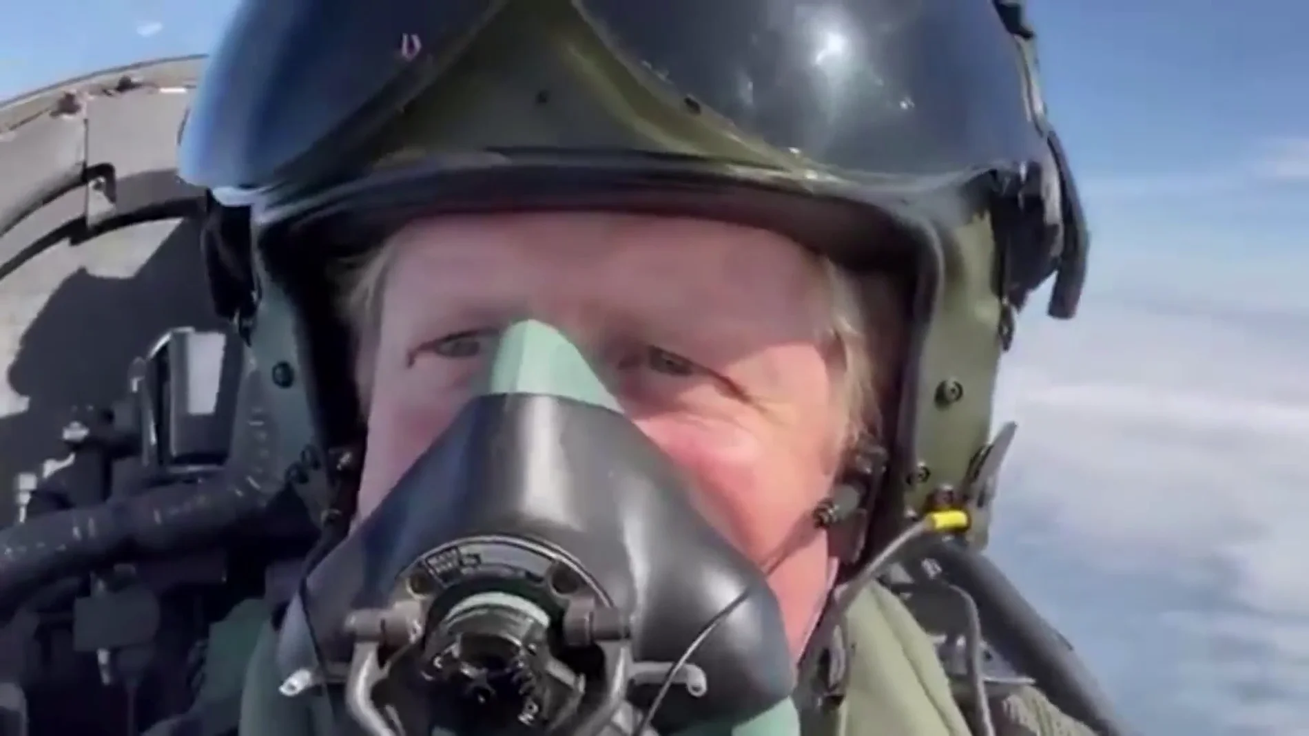 Boris Johnson en un avión de combate