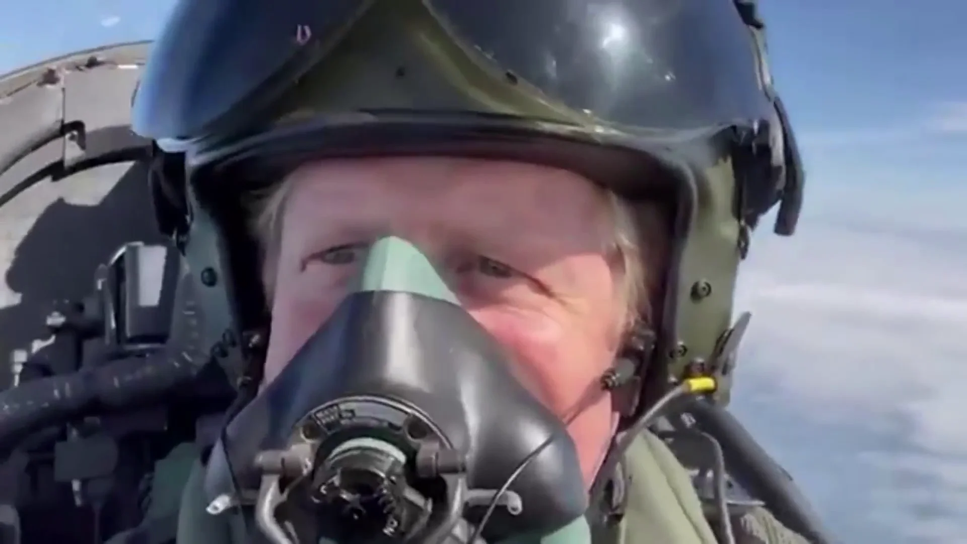 Boris Johnson en un avión de combate Boris Johnson en un avión de combate