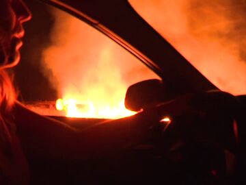 Un coche circulando entre el fuego en Losacio, Zamora