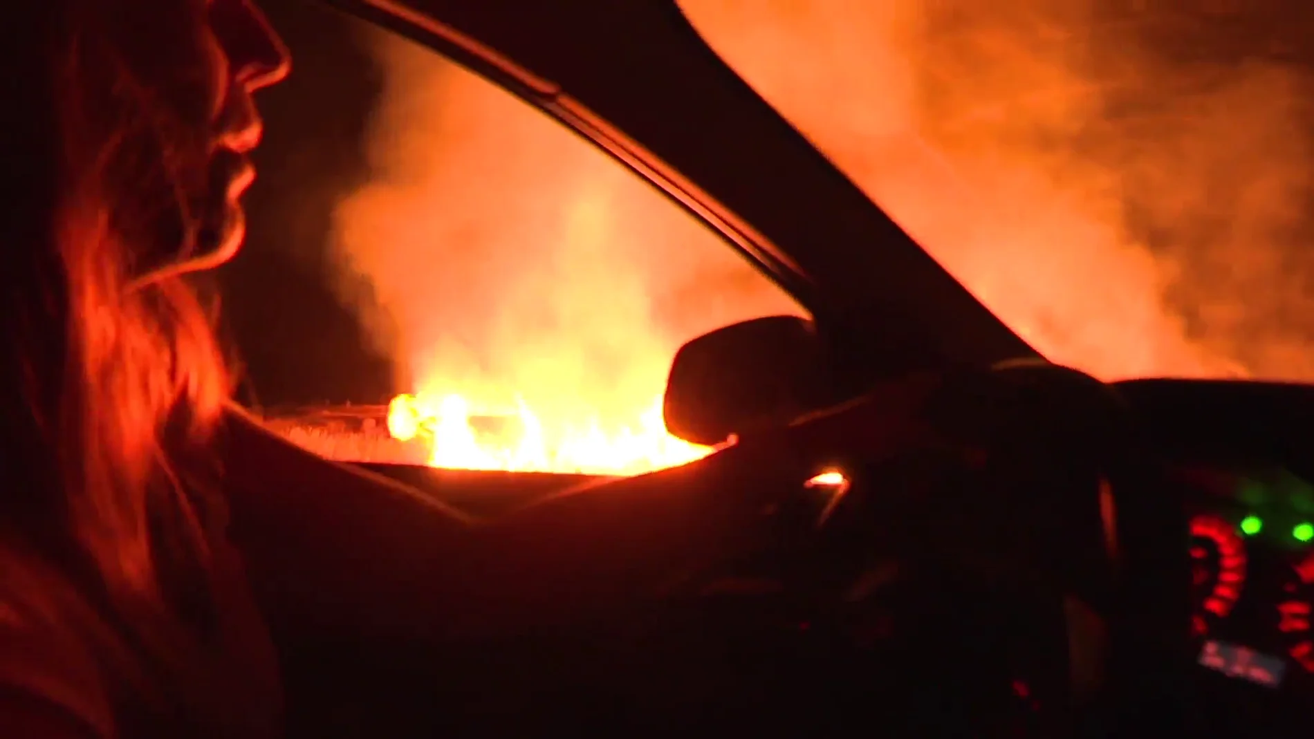 Un coche circulando entre el fuego en Losacio, Zamora