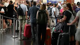 Pasajeros esperando en un aeropuerto Pasajeros esperando en un aeropuerto
