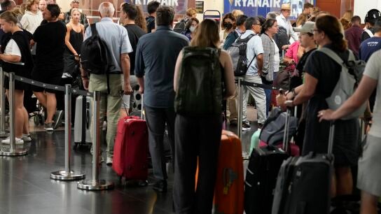 Pasajeros esperando en un aeropuerto