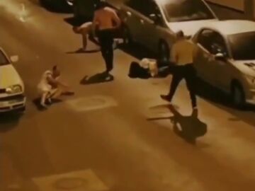 El vídeo de un hombre sembrando el pánico en Lugo con una motosierra durante una pelea: "¡Quieren matar a mi marido!"