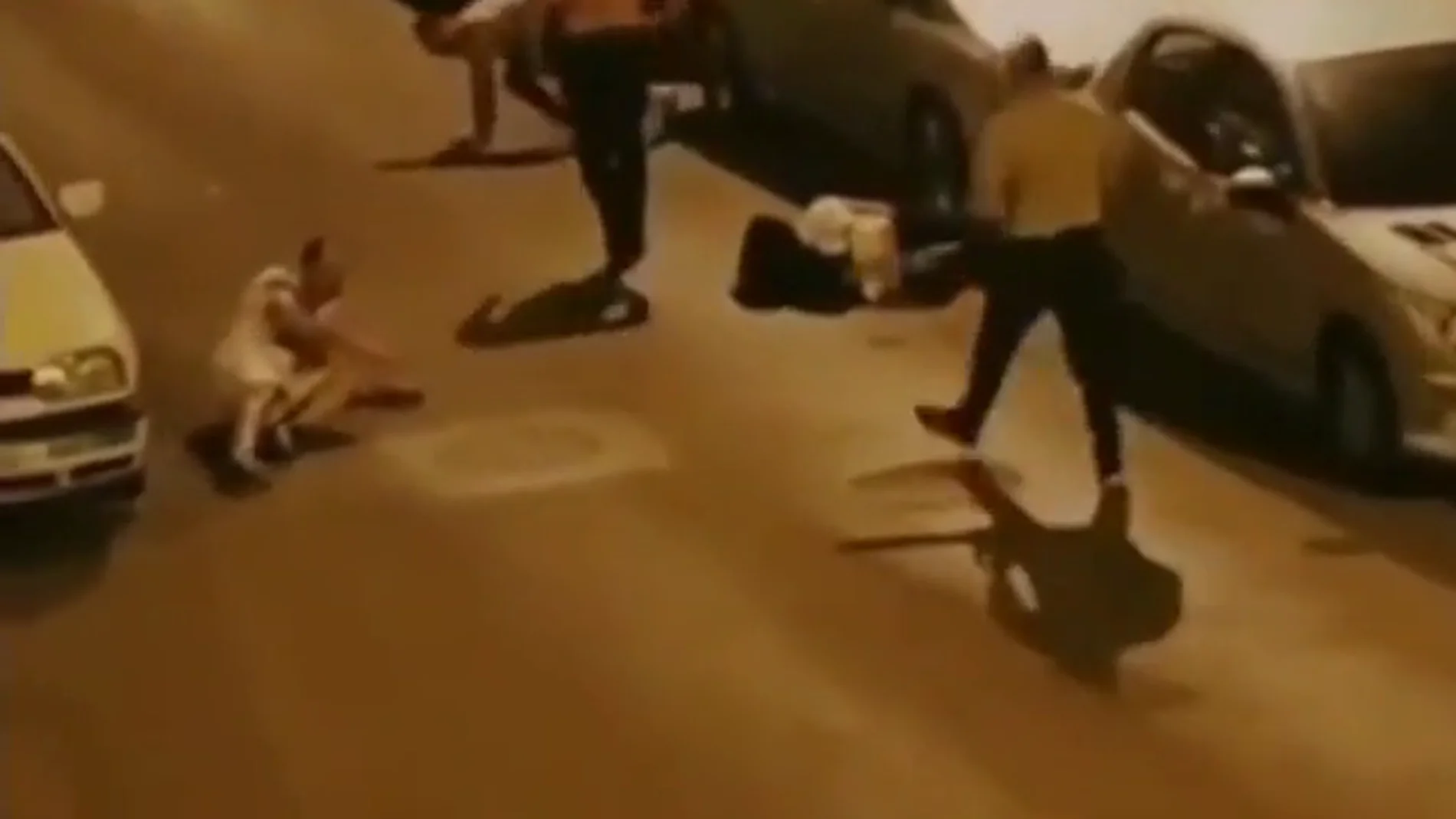 El vídeo de un hombre sembrando el pánico en Lugo con una motosierra durante una pelea: "¡Quieren matar a mi marido!"