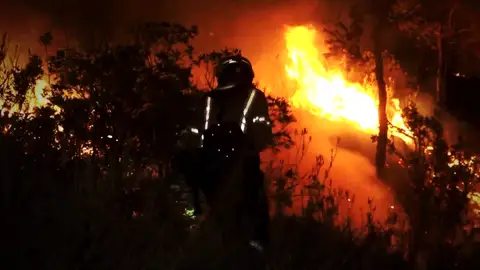 Bomberos luchan contra las llamas Bomberos luchan contra las llamas