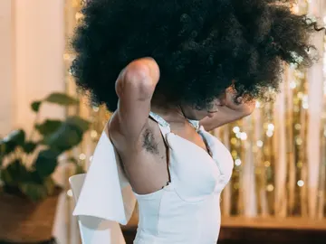 Mujer con vello en las axilas Mujer con vello en las axilas