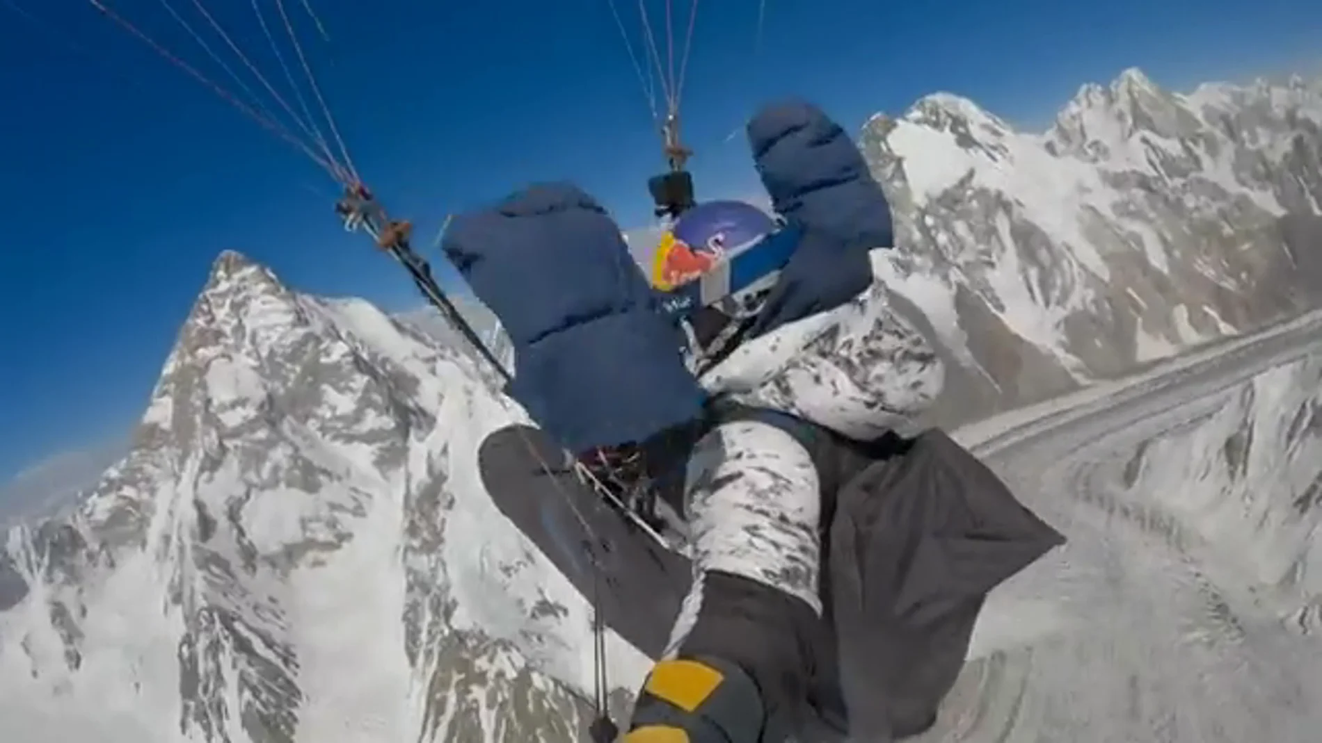 Horacio Llorens, el español que busca hacer historia al intentar ascender el K2 en parapente