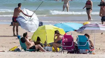 Imagen de archivo de sombrillas en una playa