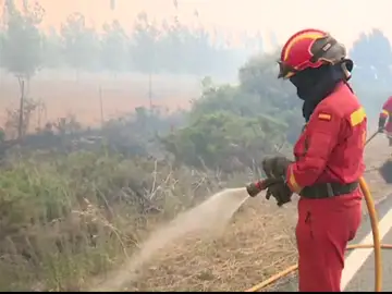 Bomberos sofocando un incendio Bomberos sofocando un incendio