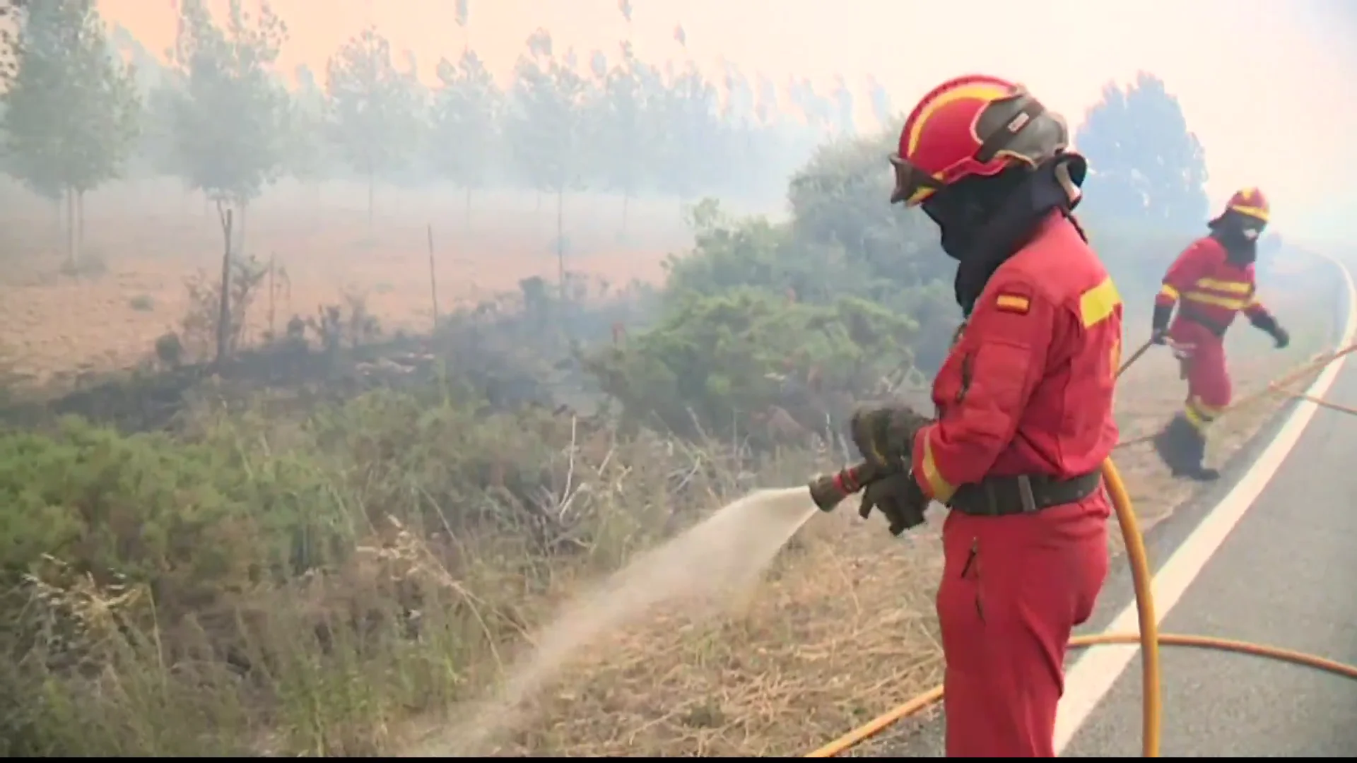 Bomberos sofocando un incendio Bomberos sofocando un incendio
