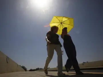 Dos mujeres se protegen de la ola de calor en Córdoba