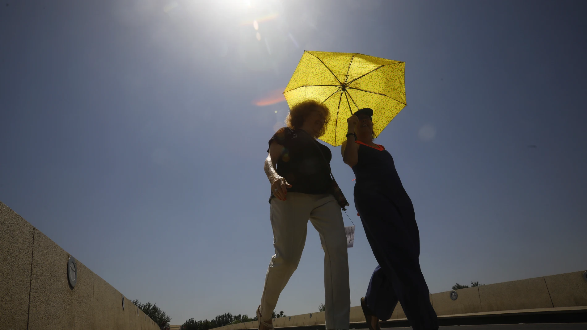 Dos mujeres se protegen de la ola de calor en Córdoba