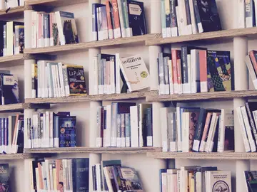 Foto de varias estanterías llenas de libros en una biblioteca Foto de varias estanterías llenas de libros en una biblioteca