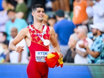 Asier Martínez con la medalla de bronce en los 110 metros vallas del Mundial de atletismo