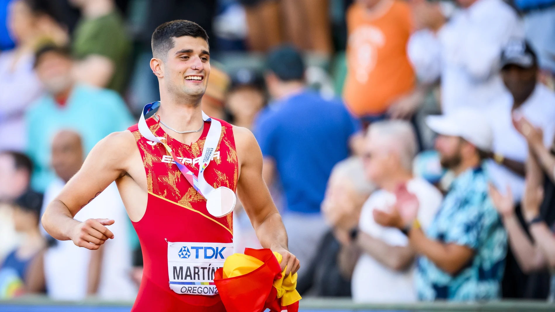 Asier Martínez con la medalla de bronce en los 110 metros vallas del Mundial de atletismo