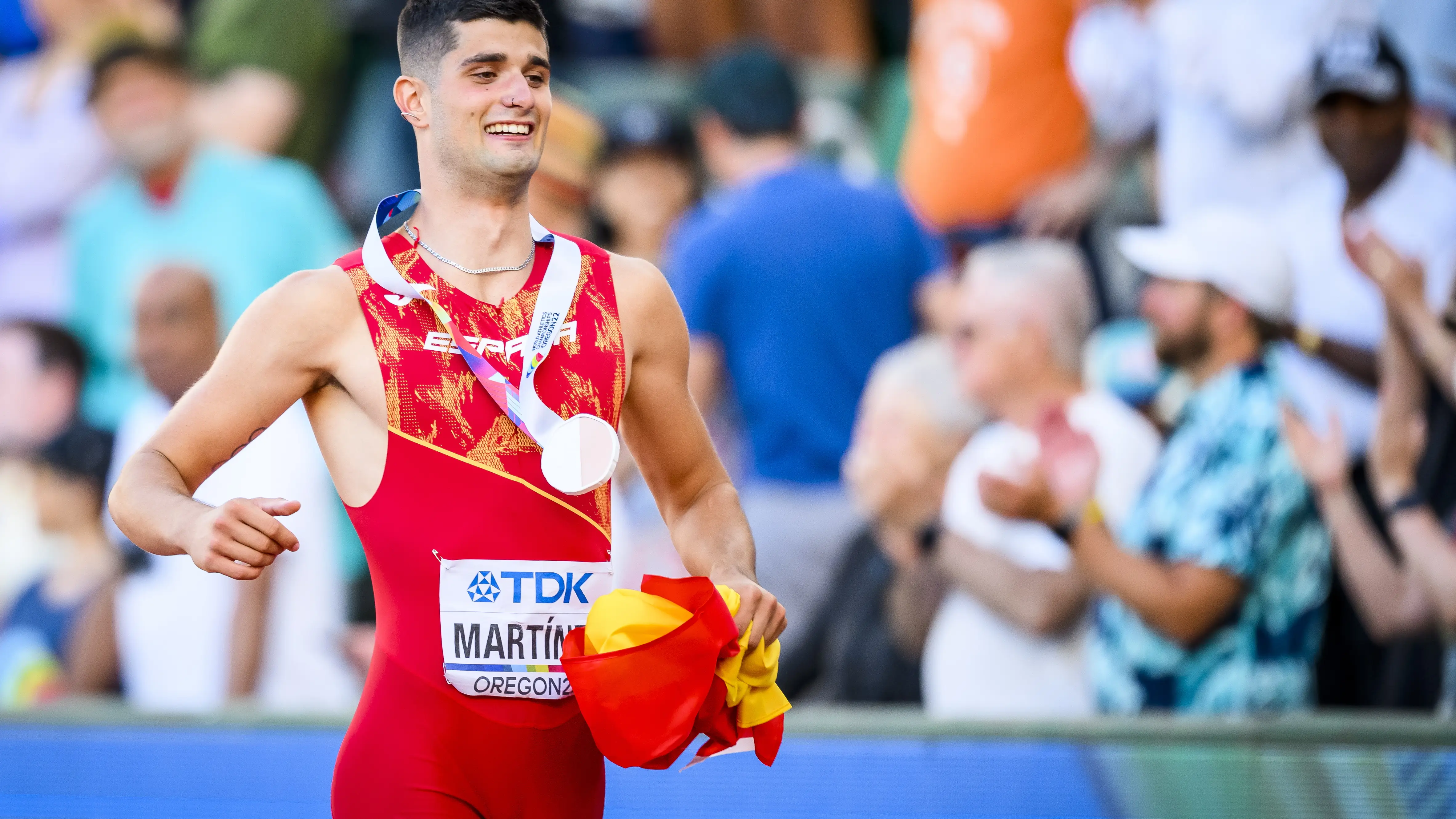 Asier Mart&iacute;nez con la medalla de bronce en los 110 metros vallas del Mundial de atletismo