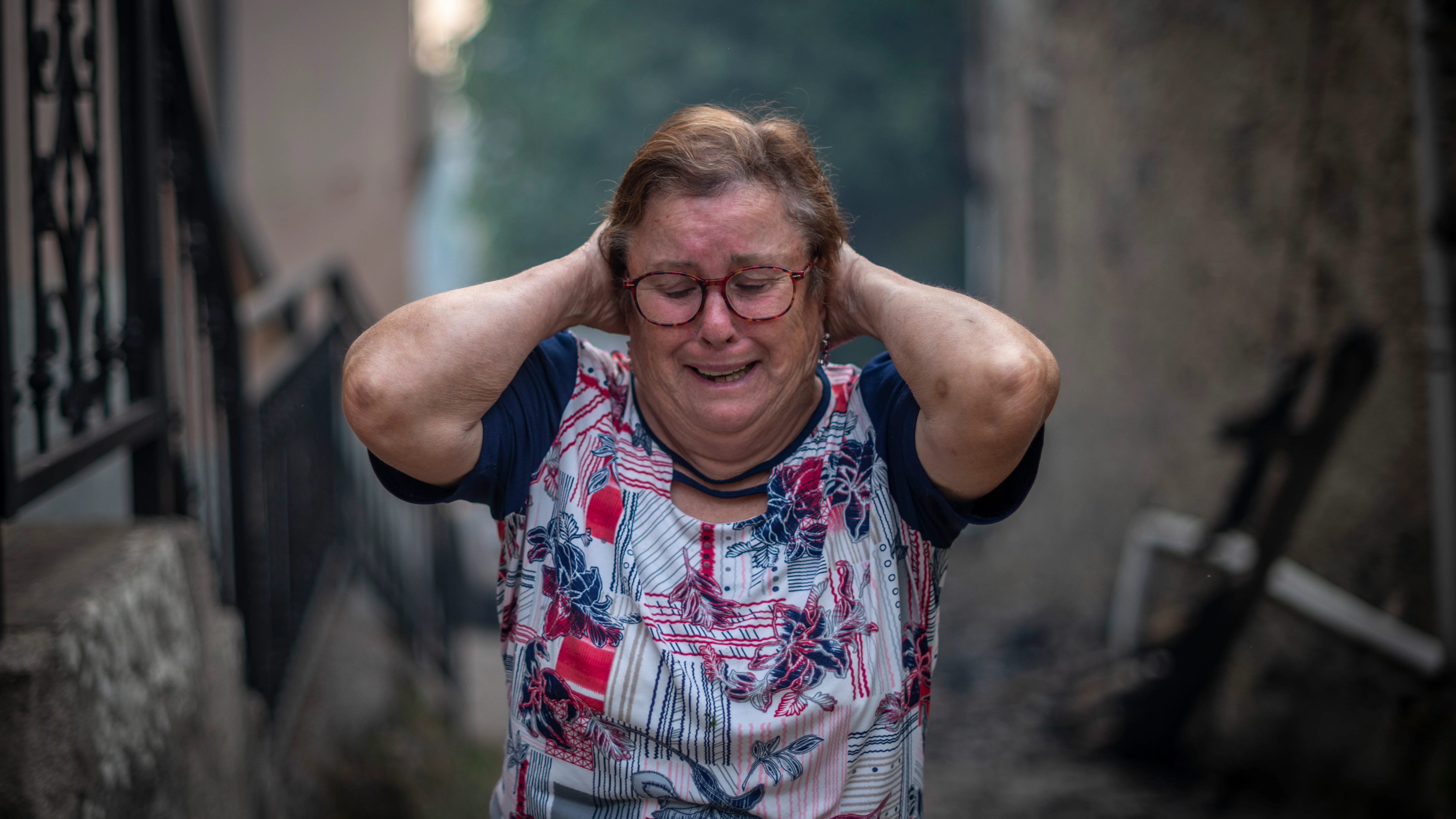 Una vecina de la localidad de Alixo al ver los da&ntilde;os provocados por el incendio