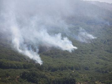Imagen aérea del avance del incendio en el Valle del Jerte