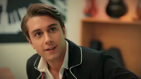 Harika, muerta de celos al descubrir a Doruk y Asiye ensayando juntos: “No quiero volver a verte cantando con ella” Harika, muerta de celos al descubrir a Doruk y Asiye ensayando juntos: “No quiero volver a verte cantando con ella”