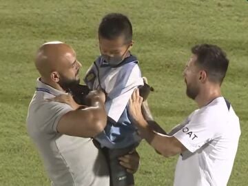 Messi firma la camiseta de un niño en el entrenamiento del PSG en Japón