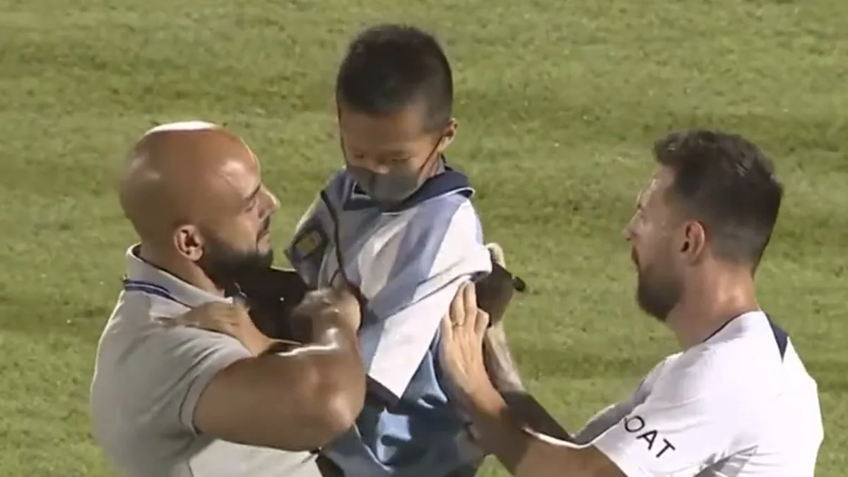 Parásito Enjuague bucal Migración El bonito gesto de Messi en Japón: un niño invade el campo de entrenamiento  y el argentino le firma la camiseta