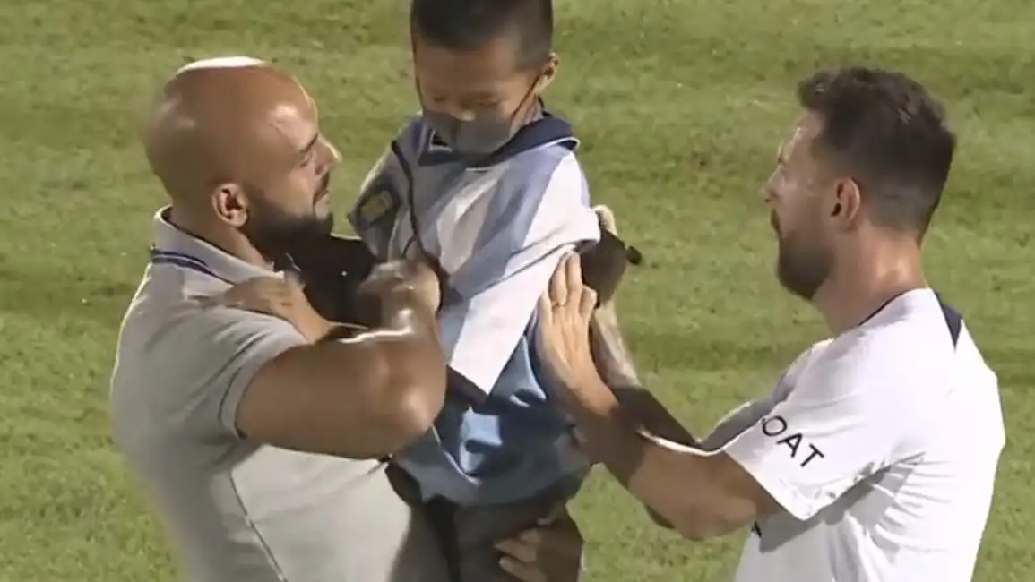 Messi firma la camiseta de un niño en el entrenamiento del PSG en Japón Messi firma la camiseta de un niño en el entrenamiento del PSG en Japón