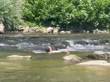 Chris Froome (Israel Premier Tech) se relaja en el río durante la tercera jornada de descanso del Tour de Francia