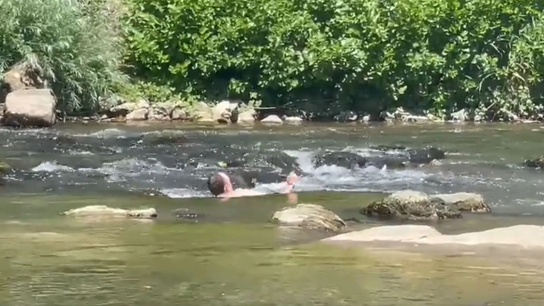 Chris Froome (Israel Premier Tech) se relaja en el río durante la tercera jornada de descanso del Tour de Francia