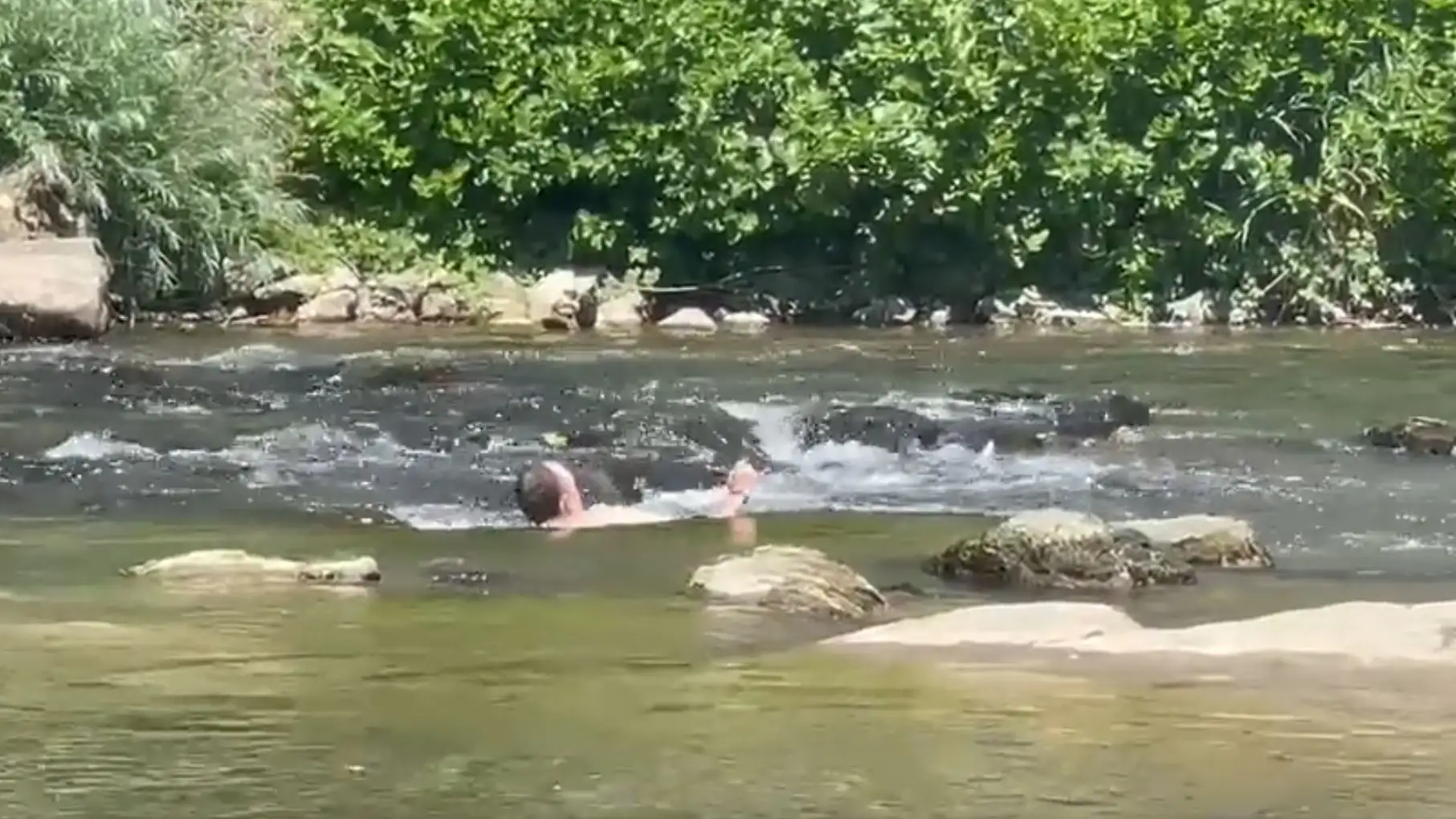 Chris Froome (Israel Premier Tech) se relaja en el río durante la tercera jornada de descanso del Tour de Francia Chris Froome (Israel Premier Tech) se relaja en el río durante la tercera jornada de descanso del Tour de Francia