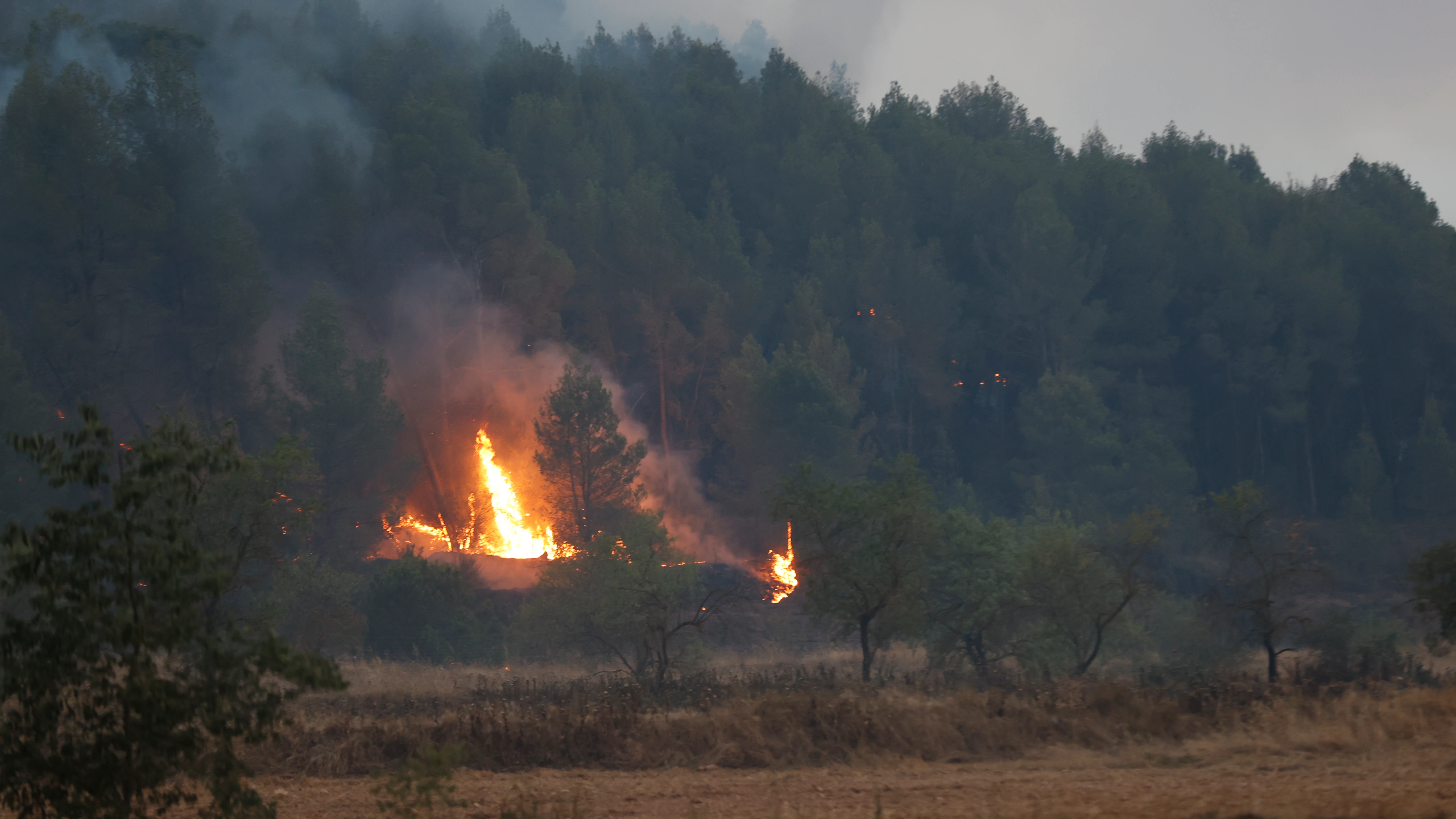 Imagen de las llamas producidas por el incendio declarado en los alrededores de Sant Fruitós de Bages Imagen de las llamas producidas por el incendio declarado en los alrededores de Sant Fruitós de Bages