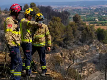 Operativos de los bomberos realizan trabajos de remojo en la zona del Pont de Vilomara 