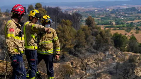 Operativos de los bomberos realizan trabajos de remojo en la zona del Pont de Vilomara Operativos de los bomberos realizan trabajos de remojo en la zona del Pont de Vilomara