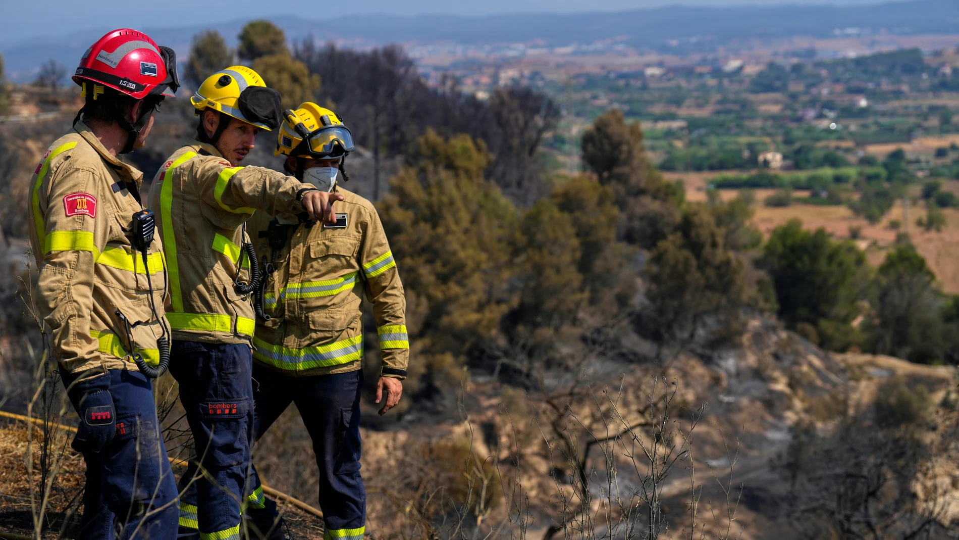 Operativos de los bomberos realizan trabajos de remojo en la zona del Pont de Vilomara 