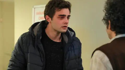 En el último capítulo de 'Hermanos': Kadir descubre que Ömer es adoptado En el último capítulo de 'Hermanos': Kadir descubre que Ömer es adoptado