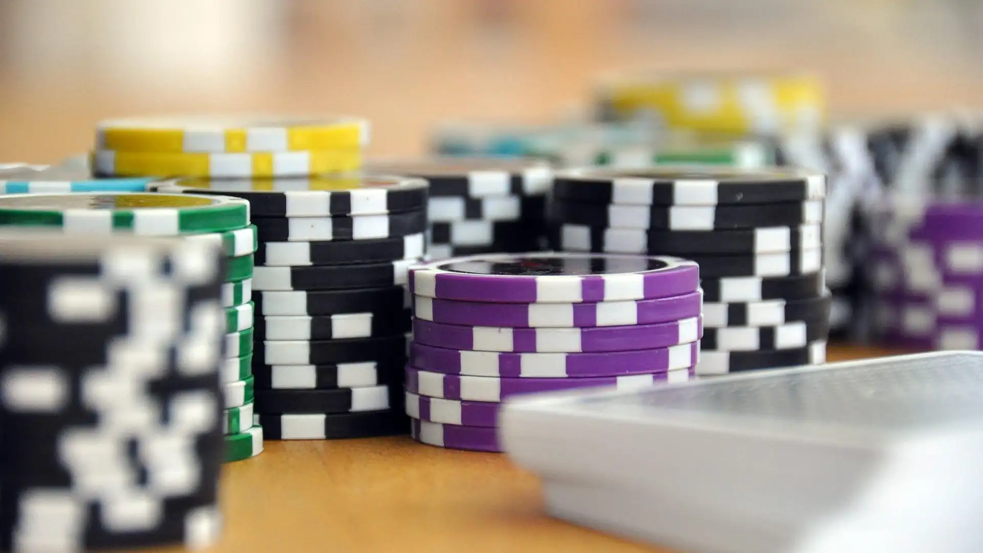 Fichas de casino junto a unas cartas