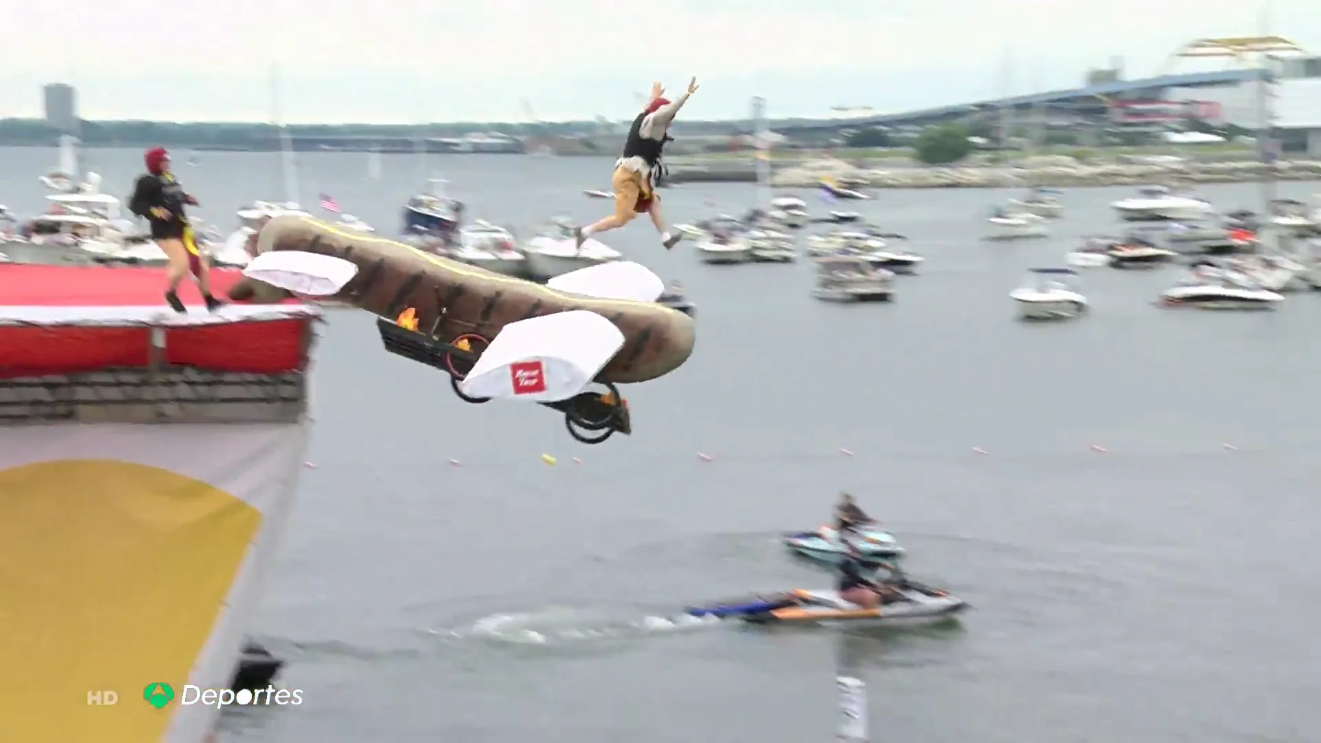 Red Bull Flugtag, la alocada competición de vuelo celebrada en el Lago Míchigan Red Bull Flugtag, la alocada competición de vuelo celebrada en el Lago Míchigan