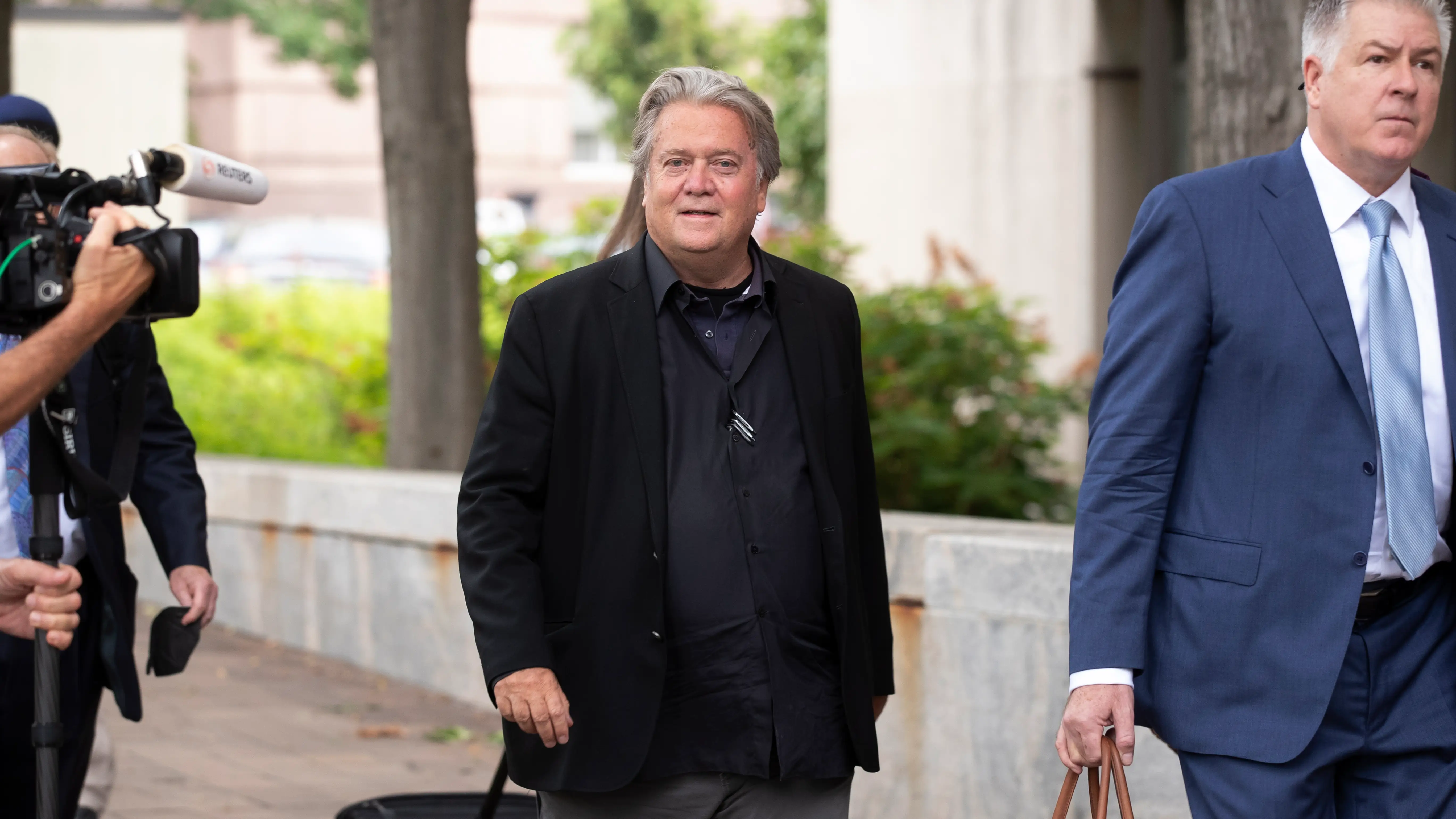 Steve Bannon llega para testificar ante el Congreso