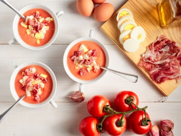 Algunos de los ingredientes necesarios para preparar croquetas de salmorejo