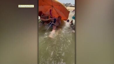 La inesperada ola que embiste a un abuelo en la playa de Sanlúcar de Barrameda